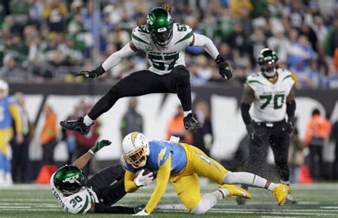 Jets’ defense remains a steady, playmaking force while the offense struggles to find its way